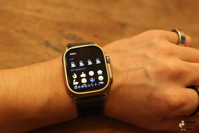 Man sieht die Emojis auf der Apple Watch Ultra.